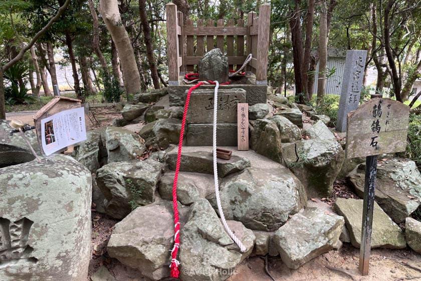 おのころ島神社の鶺鴒石